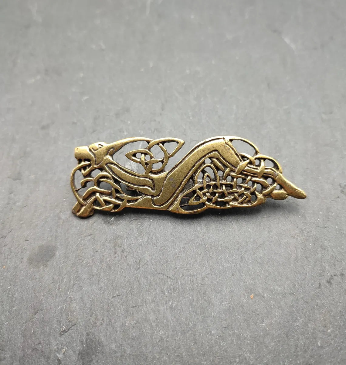 Keltische Hundemotiv Brosche goldfarben