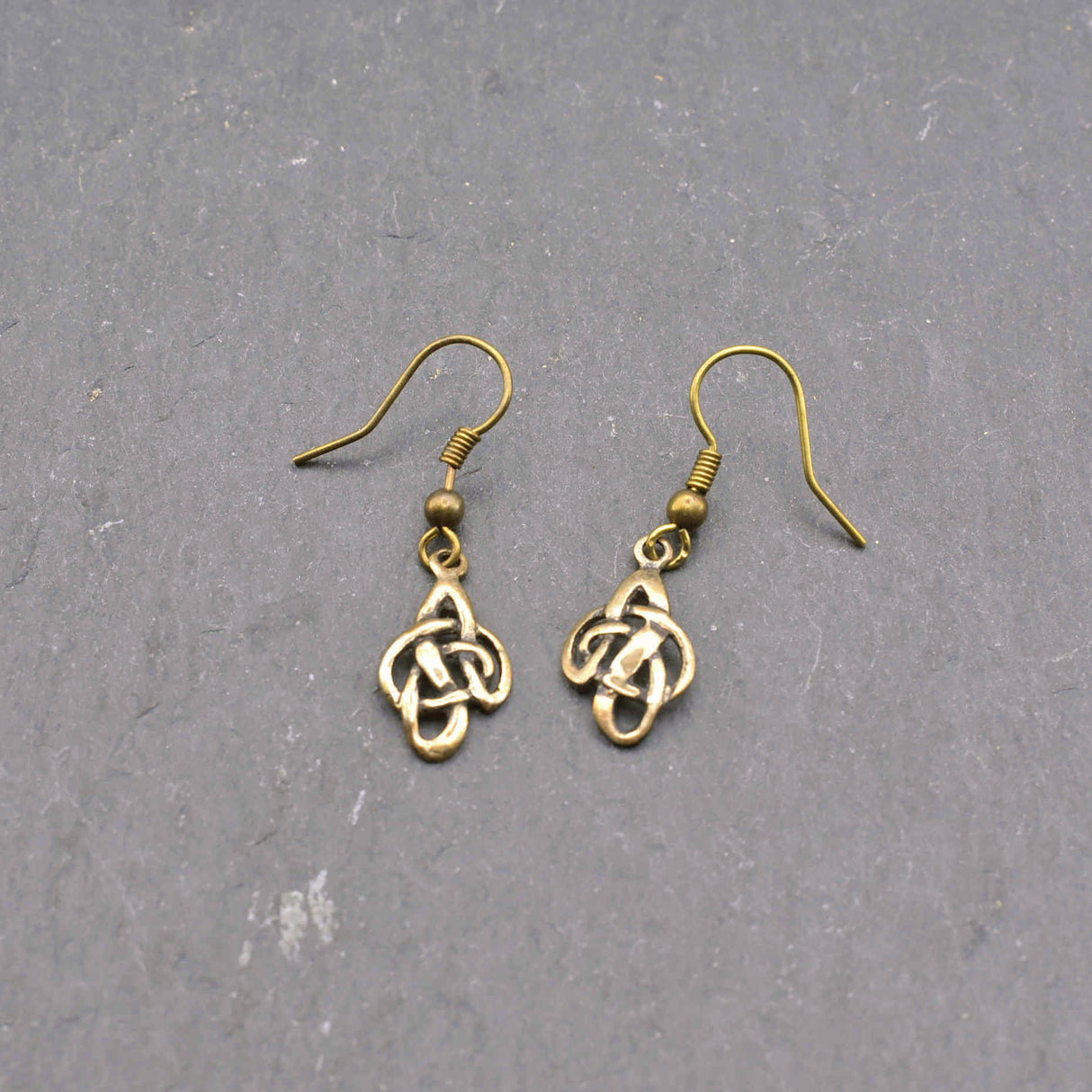 Keltische Infinity-Ohrringe auf einem Stein