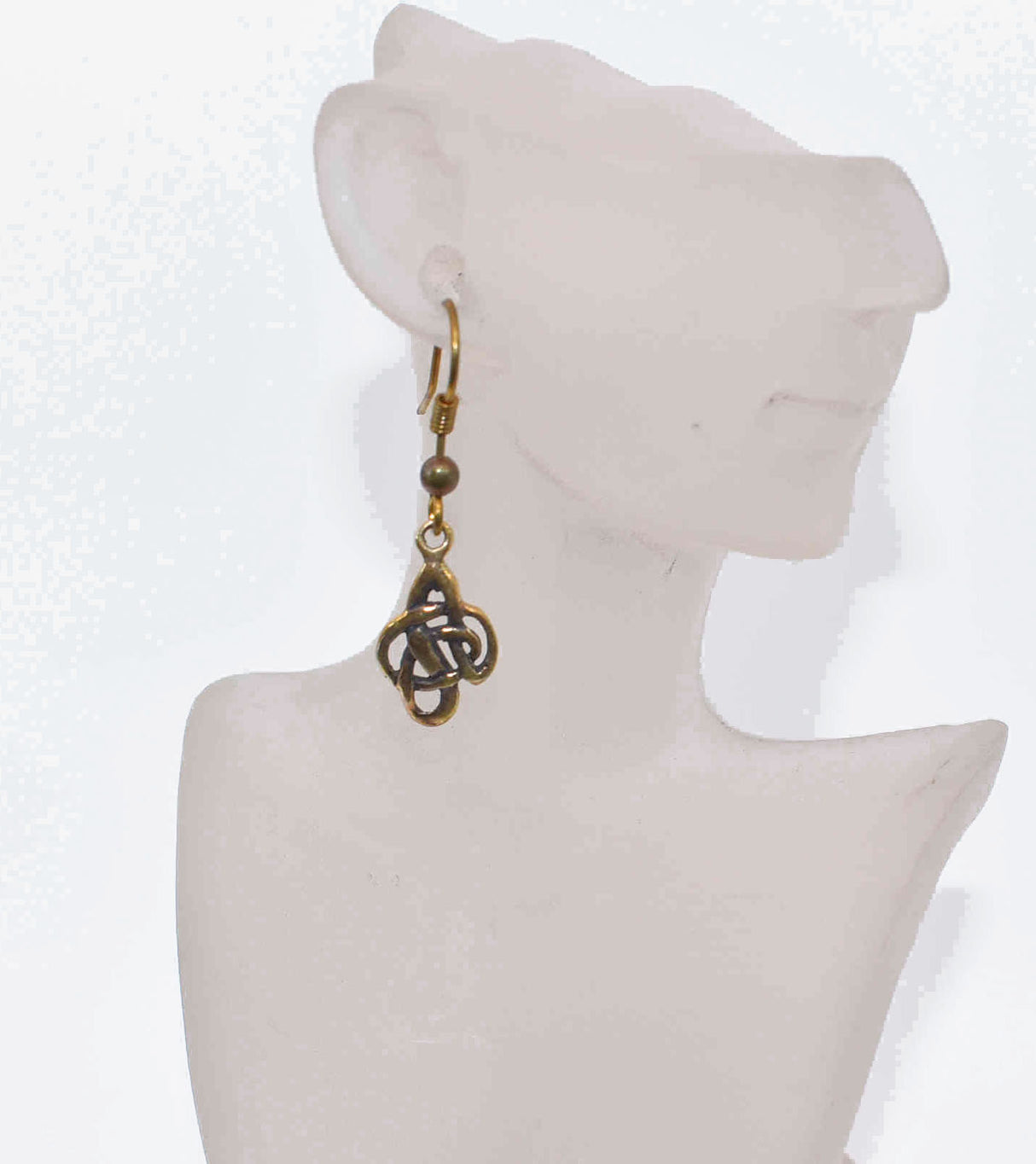 Keltische Infinity-Ohrringe auf einem Stein auf einer Büste