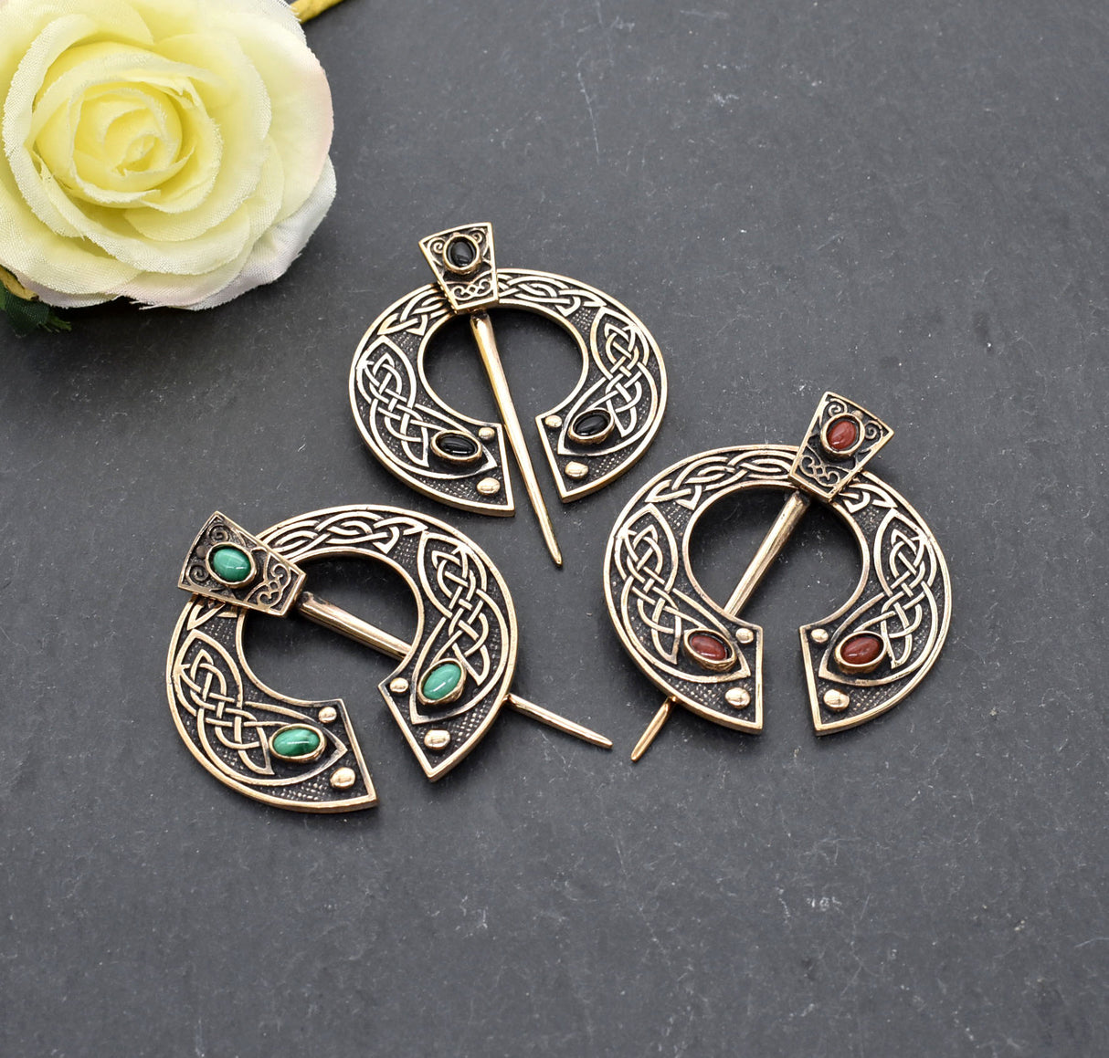 Keltische Omega-Fibel aus Bronze mit Edelsteinen