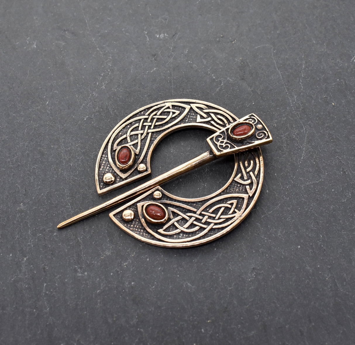 Keltische Omega-Fibel aus Bronze mit rotem Jaspis
