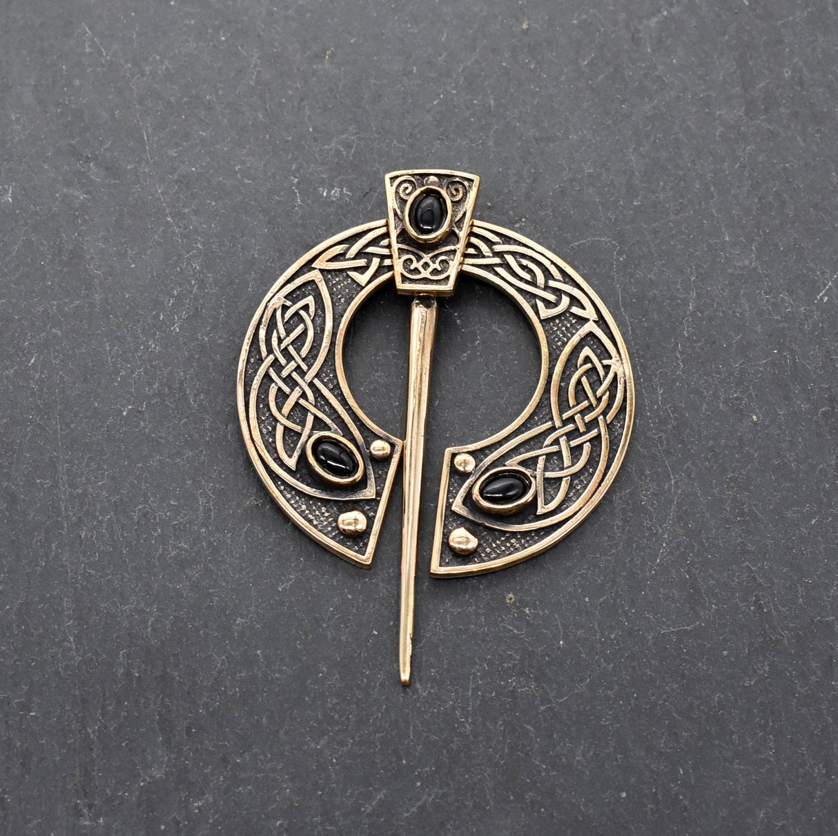 Keltische Omega-Fibel aus Bronze mit schwarzem Onyx
