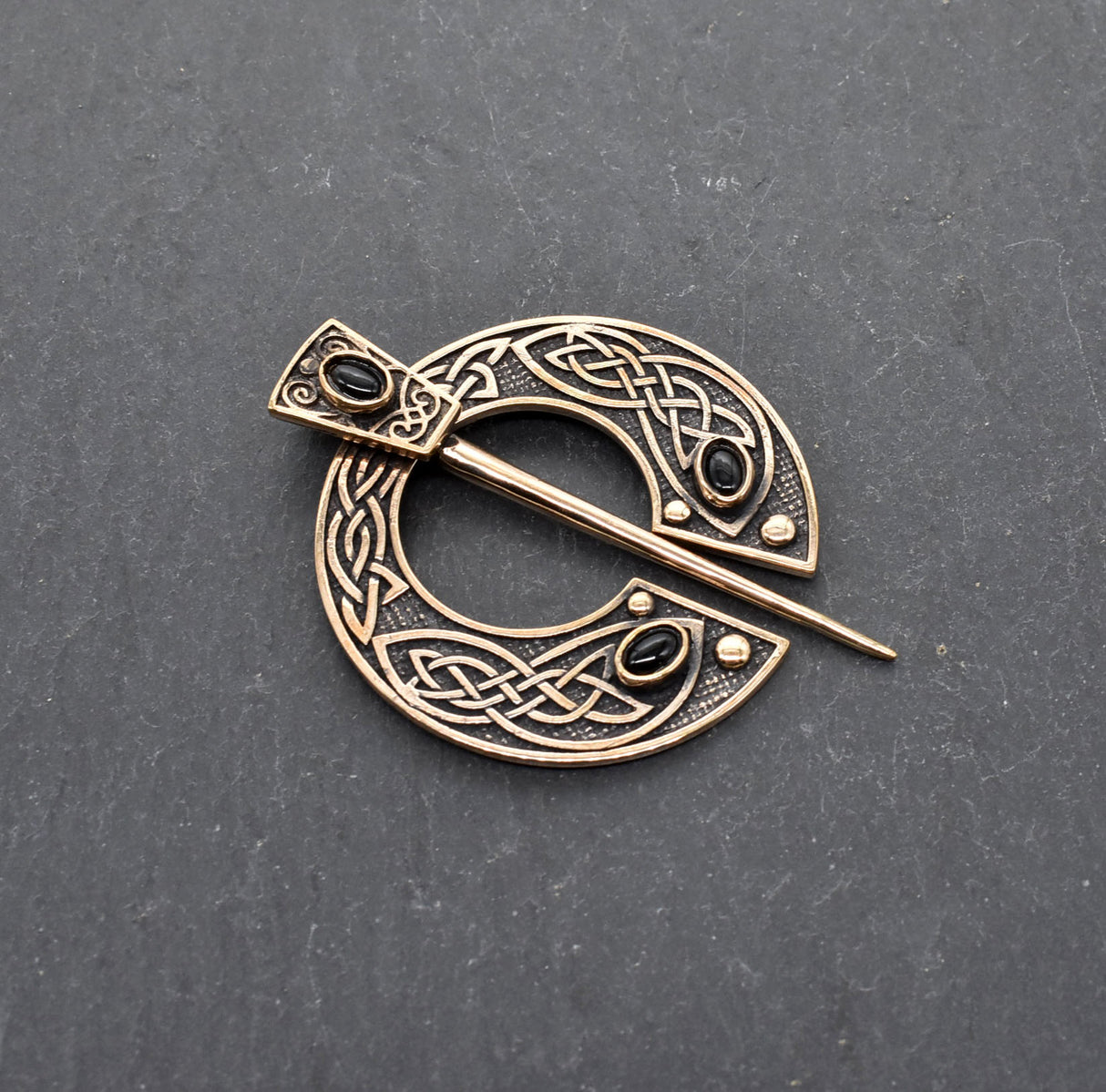 Keltische Omega-Fibel aus Bronze mit schwarzem Onyx