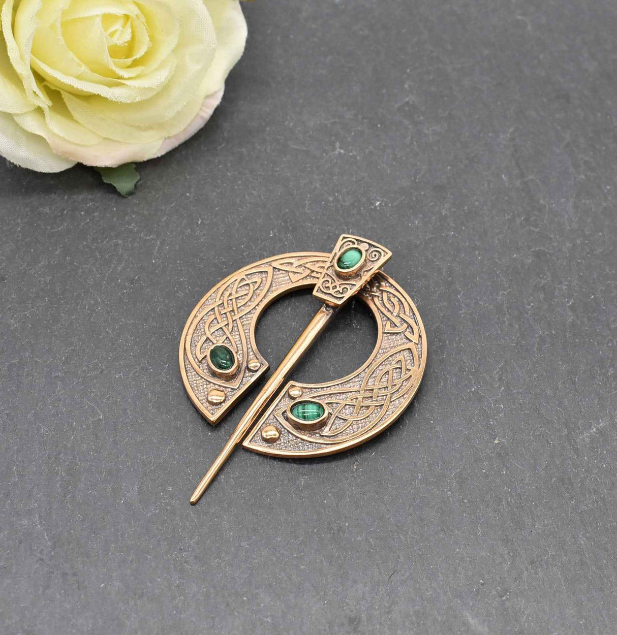 Keltische Omega-Fibel aus Bronze mit Malachit-Steinen