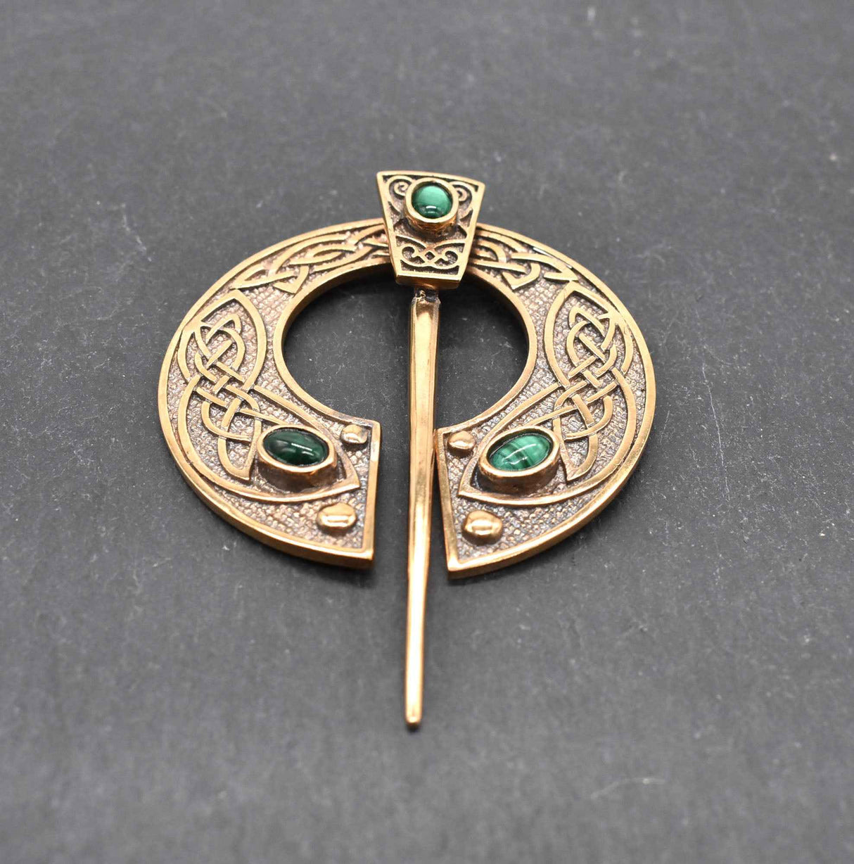 Keltische Omega-Fibel aus Bronze mit Malachit-Steinen