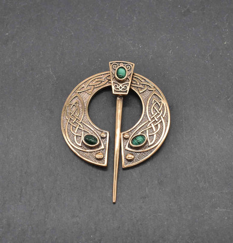 Keltische Omega-Fibel aus Bronze mit Malachit-Steinen