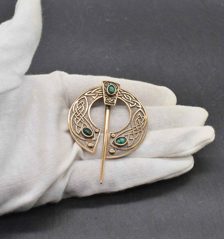 Keltische Omega-Fibel aus Bronze mit Malachit-Steinen