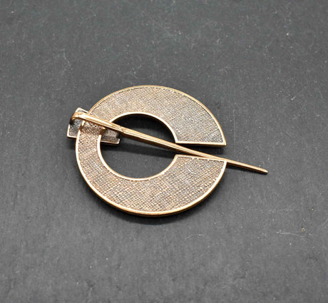 Keltische Omega-Fibel aus Bronze mit Malachit-Steinen