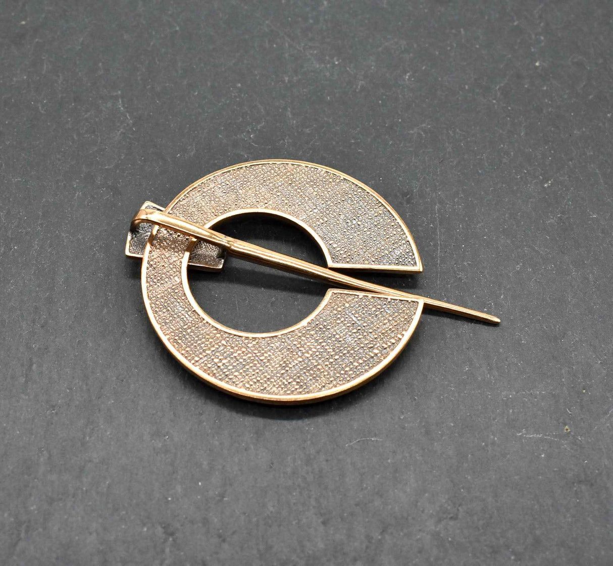 Keltische Omega-Fibel aus Bronze mit Malachit-Steinen