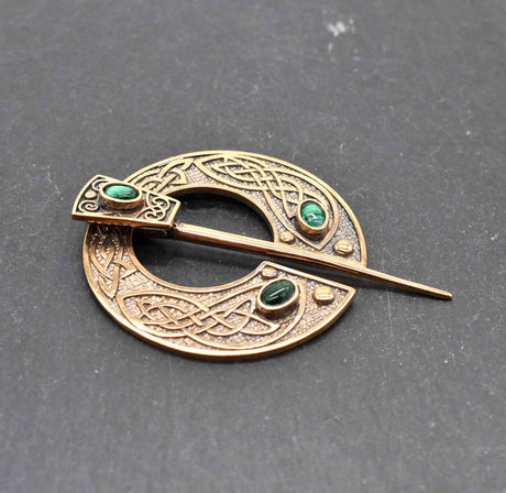 Keltische Omega-Fibel aus Bronze mit Malachit-Steinen