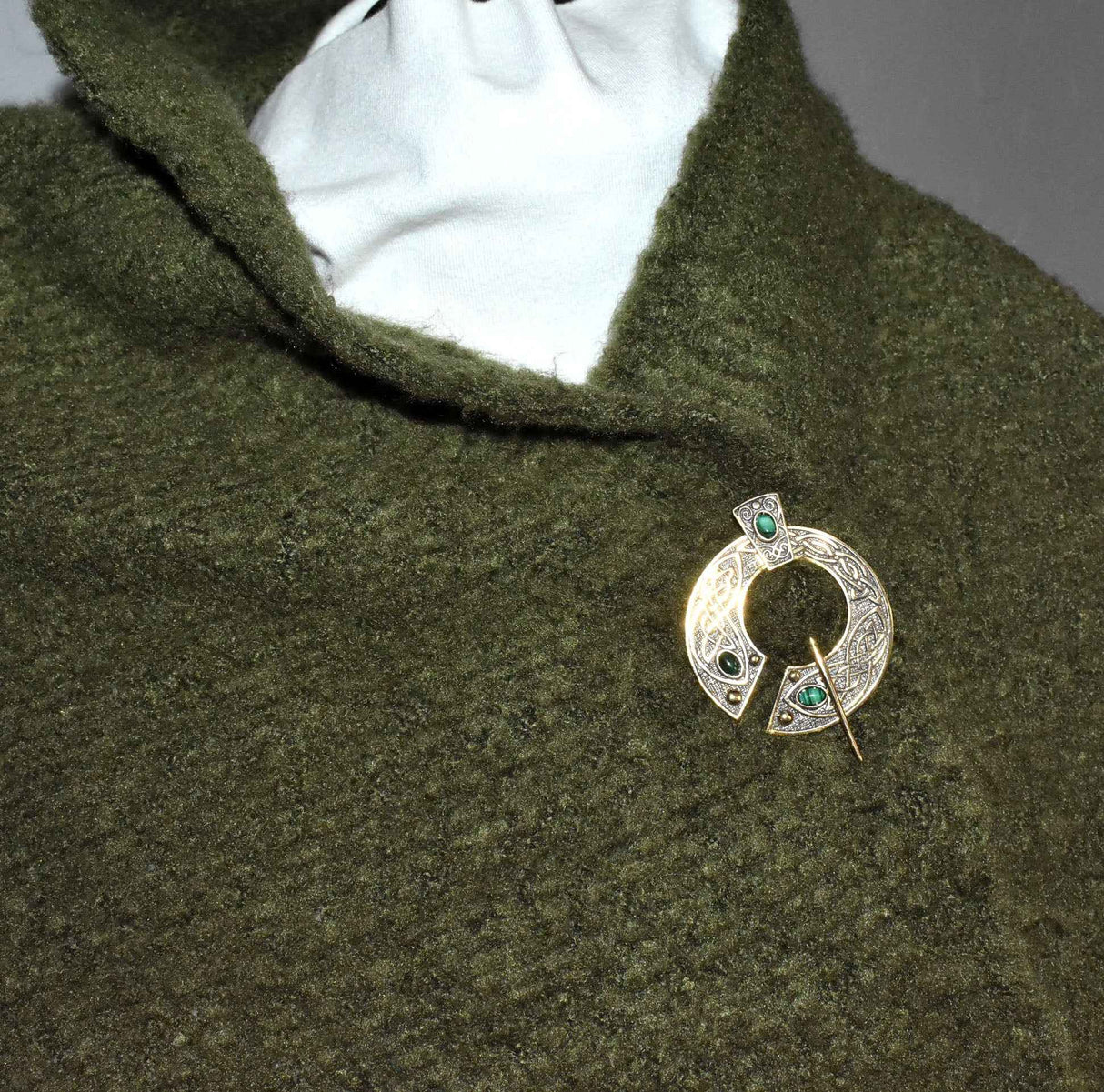 Keltische Omega-Fibel aus Bronze mit Malachit-Steinen