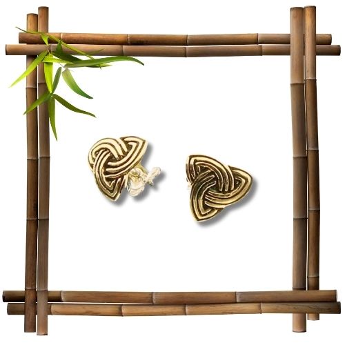 Keltische Ohrstecker Triquetra aus Bronze im Bambusrahmen