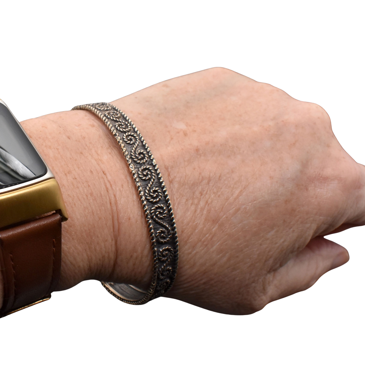 Keltischer Bronzearmreif mit traditionellem Muster am Handgelenk