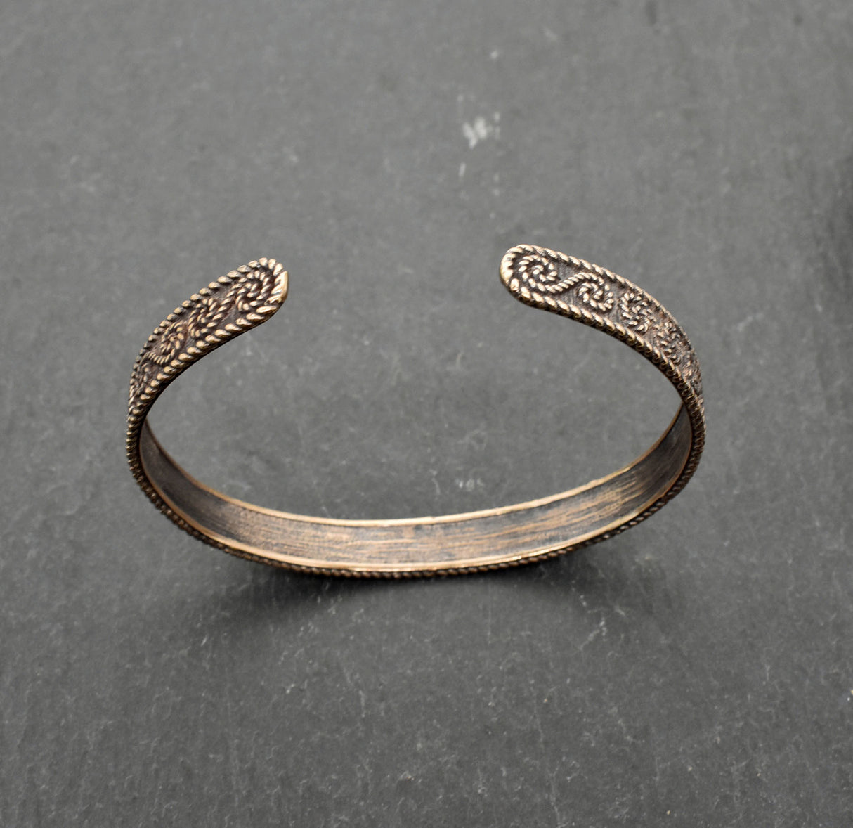 Keltischer Bronzearmreif mit traditionellem Muster - Innenansicht