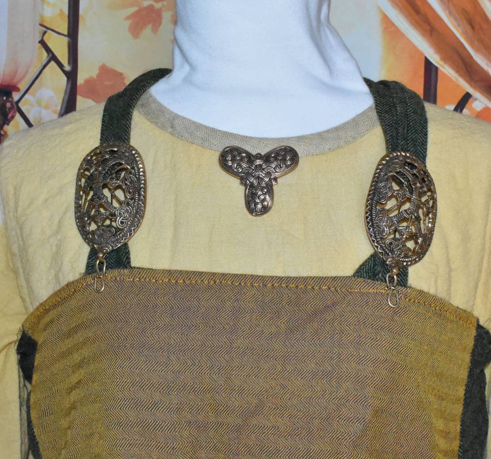 Tragebild am Wikingerkleid der Wikinger Kleeblatt Fibel im Borre-Stil – nordischer Gewandverschluß aus Bronze