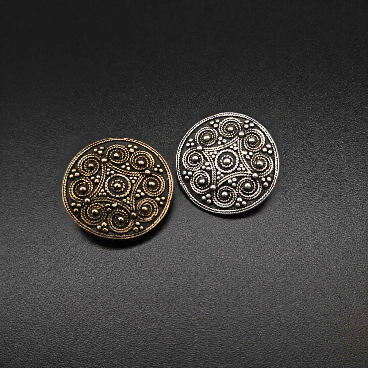 Kleine Wikinger Brosche mit Granulationsdekor – Bronze oder versilbert
