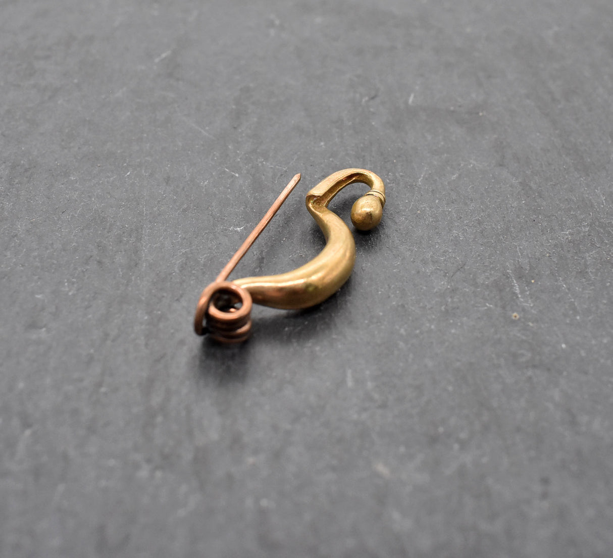 Kleine keltische Fibel aus Bronze für den Peplos – Latène-Fibel der Eisenzeit nach historischem Vorbild