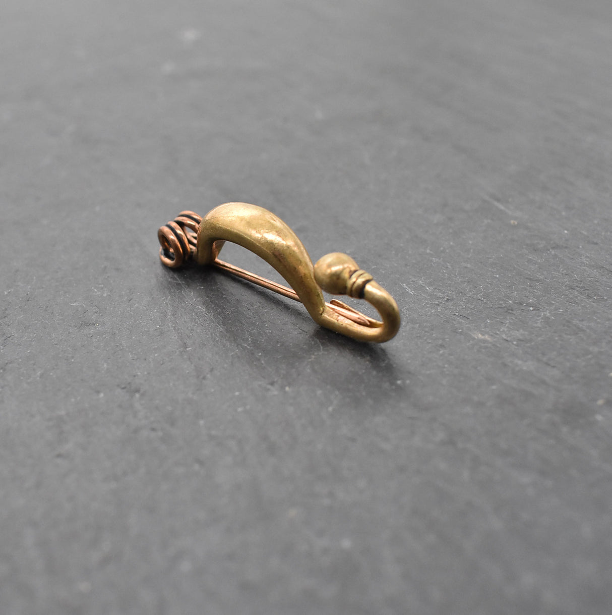 Kleine keltische Fibel aus Bronze für den Peplos – Latène-Fibel der Eisenzeit nach historischem Vorbild
