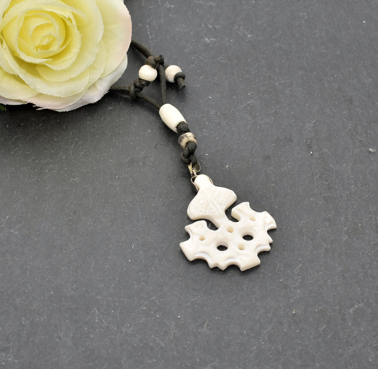 Wikinger-Halskette mit handgeschnitztem Hiddensee-Kreuz aus Knochen