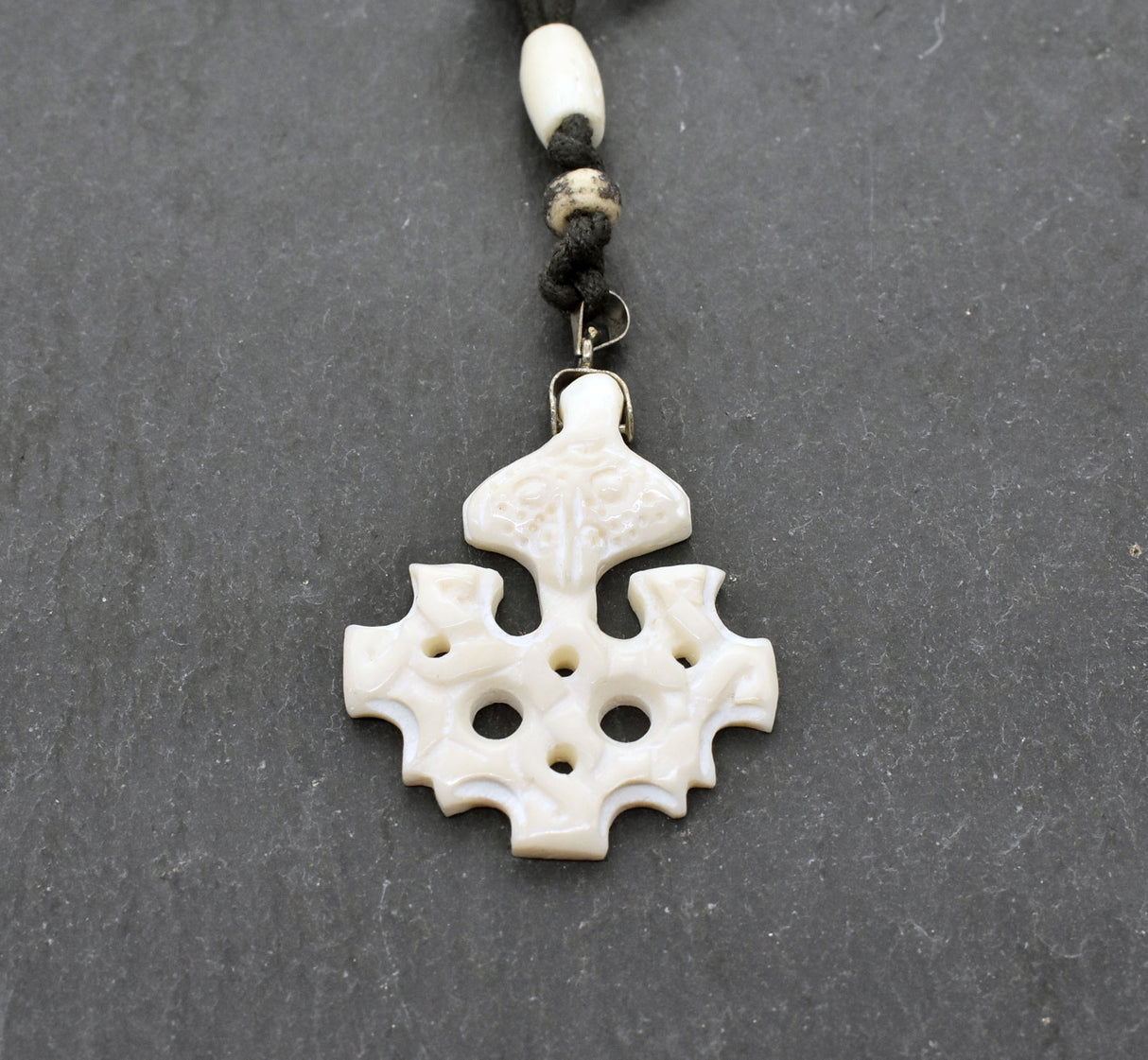 Wikinger-Halskette mit handgeschnitztem Hiddensee-Kreuz aus Knochen