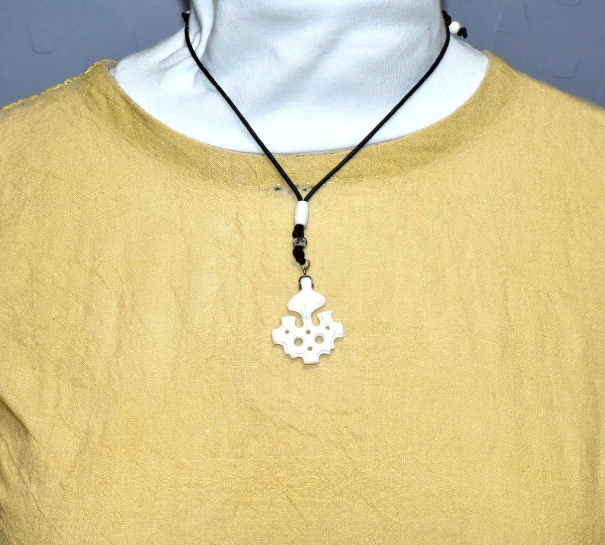 Tragebild der Wikinger-Halskette mit handgeschnitztem Hiddensee-Kreuz aus Knochen