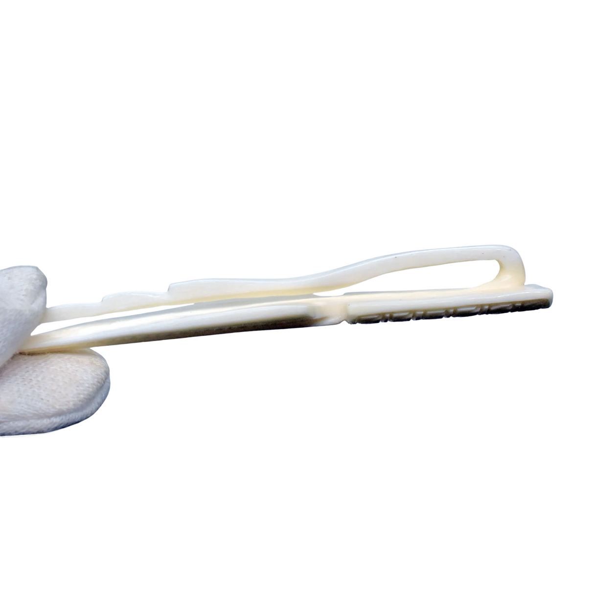 Seitenansicht der Handgeschnitzte Pfeilspitzen-Krawattennadel und Schal-Klammer aus Rinderknochen