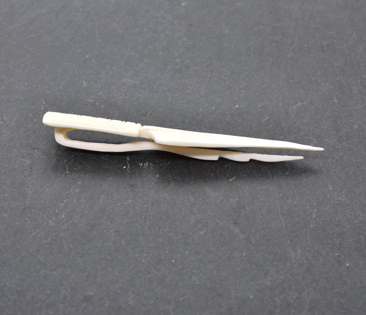 Handgeschnitzte Pfeilspitzen-Krawattennadel und Schal-Klammer aus Rinderknochen