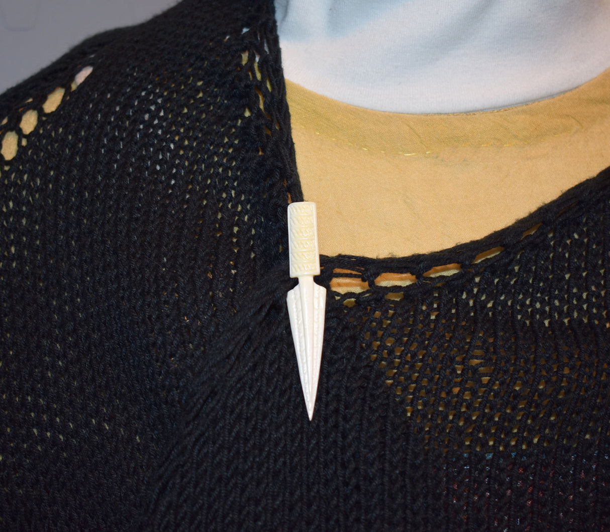 Handgeschnitzte Pfeilspitzen-Krawattennadel und Schal-Klammer aus Rinderknochen an einem gestrickten Schal