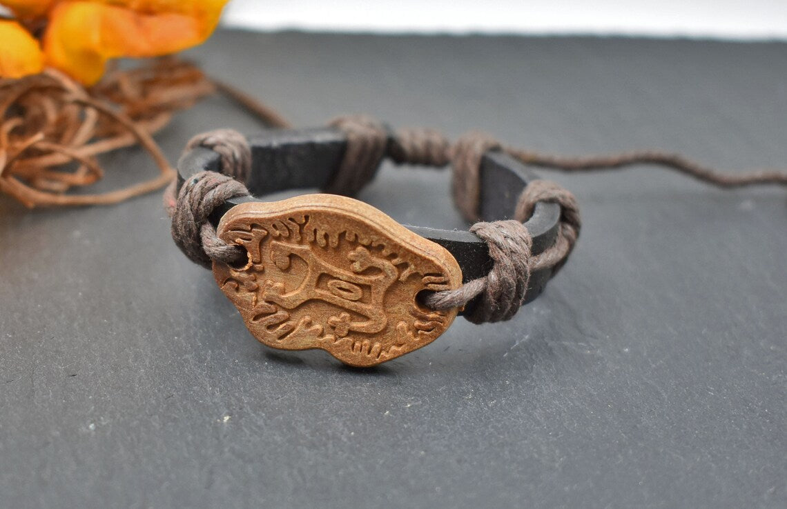 Lederarmband mit Motivtplatte in Holzoptik