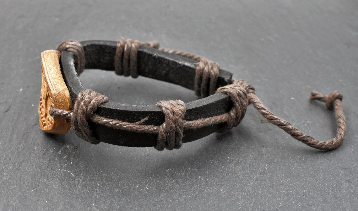 Seitenansicht des Lederarmband mit Motivtplatte in Holzoptik