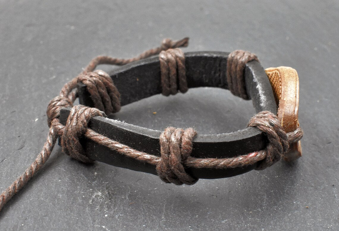 Seitenansicht des Lederarmband mit Motivtplatte in Holzoptik