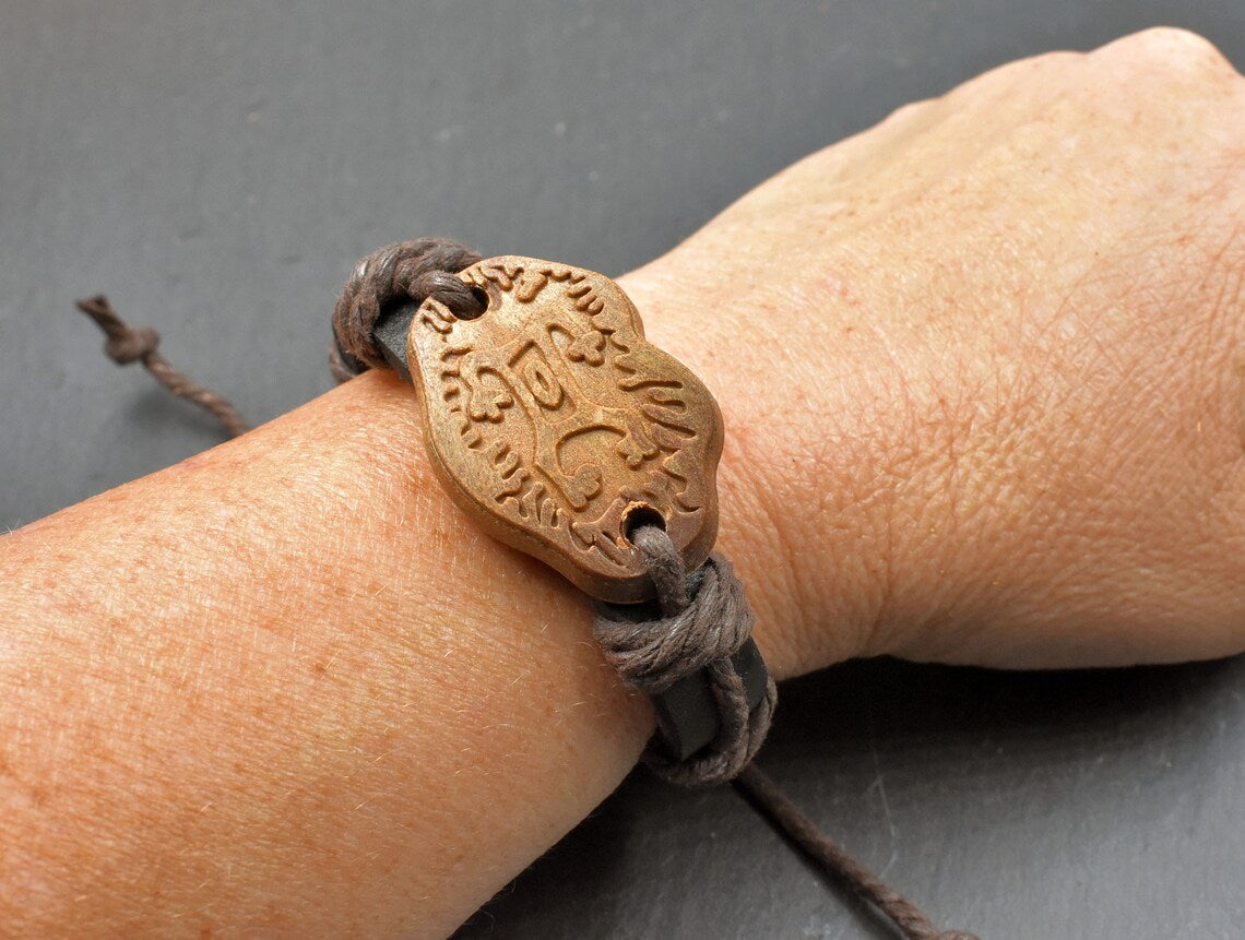 Tragebild des Lederarmband mit Motivtplatte in Holzoptik