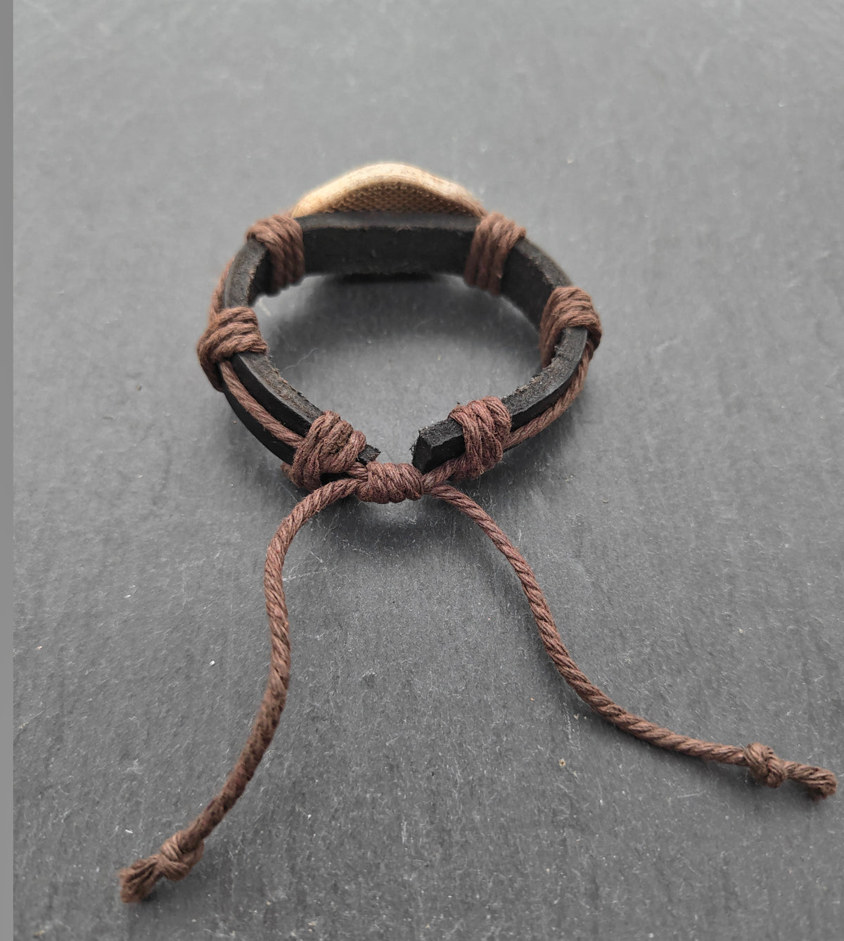 Lederarmband mit Keramik-Motivplatte in Holzoptik