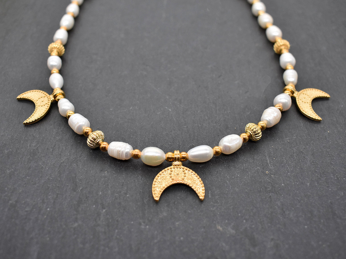 Perlenkette Luna mit goldenen Mondsicheln