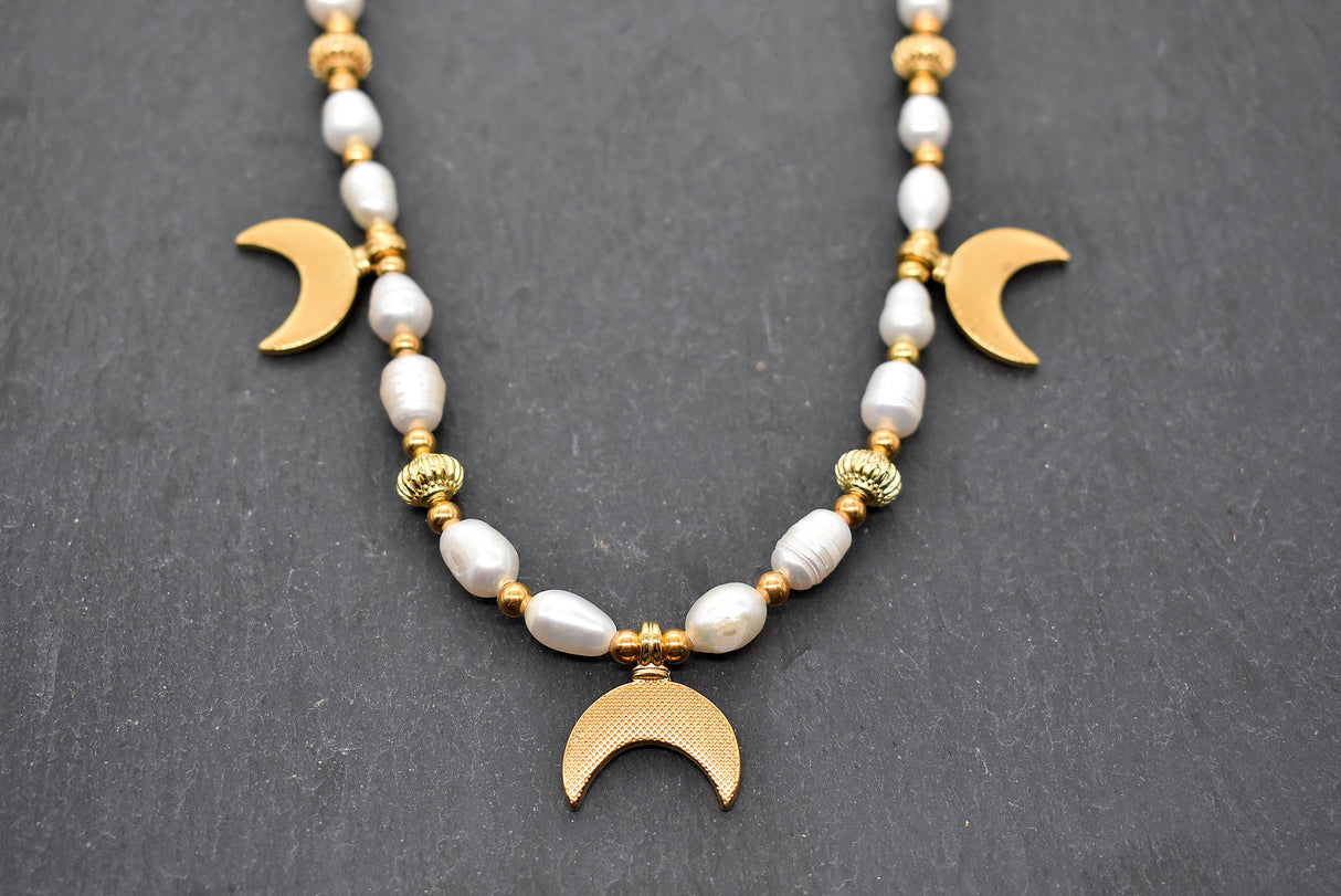 Perlenkette Luna mit goldenen Mondsicheln