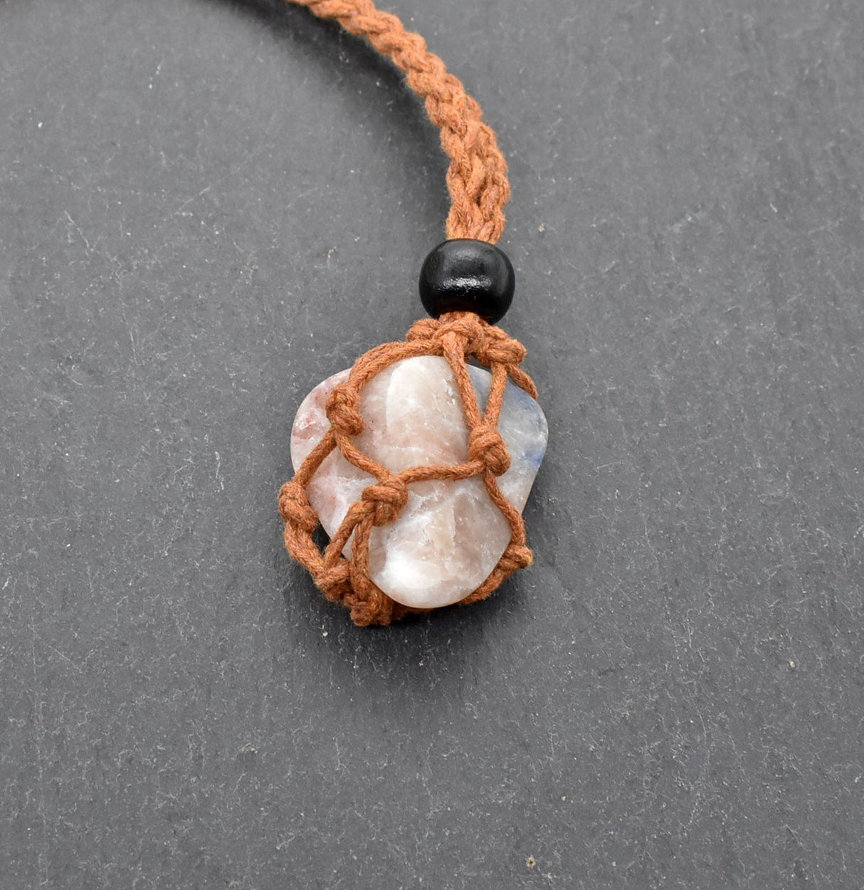 Makramee Kette mit Fluorid – Handgefertigter Naturschmuck voller Eleganz & Natürlichkeit