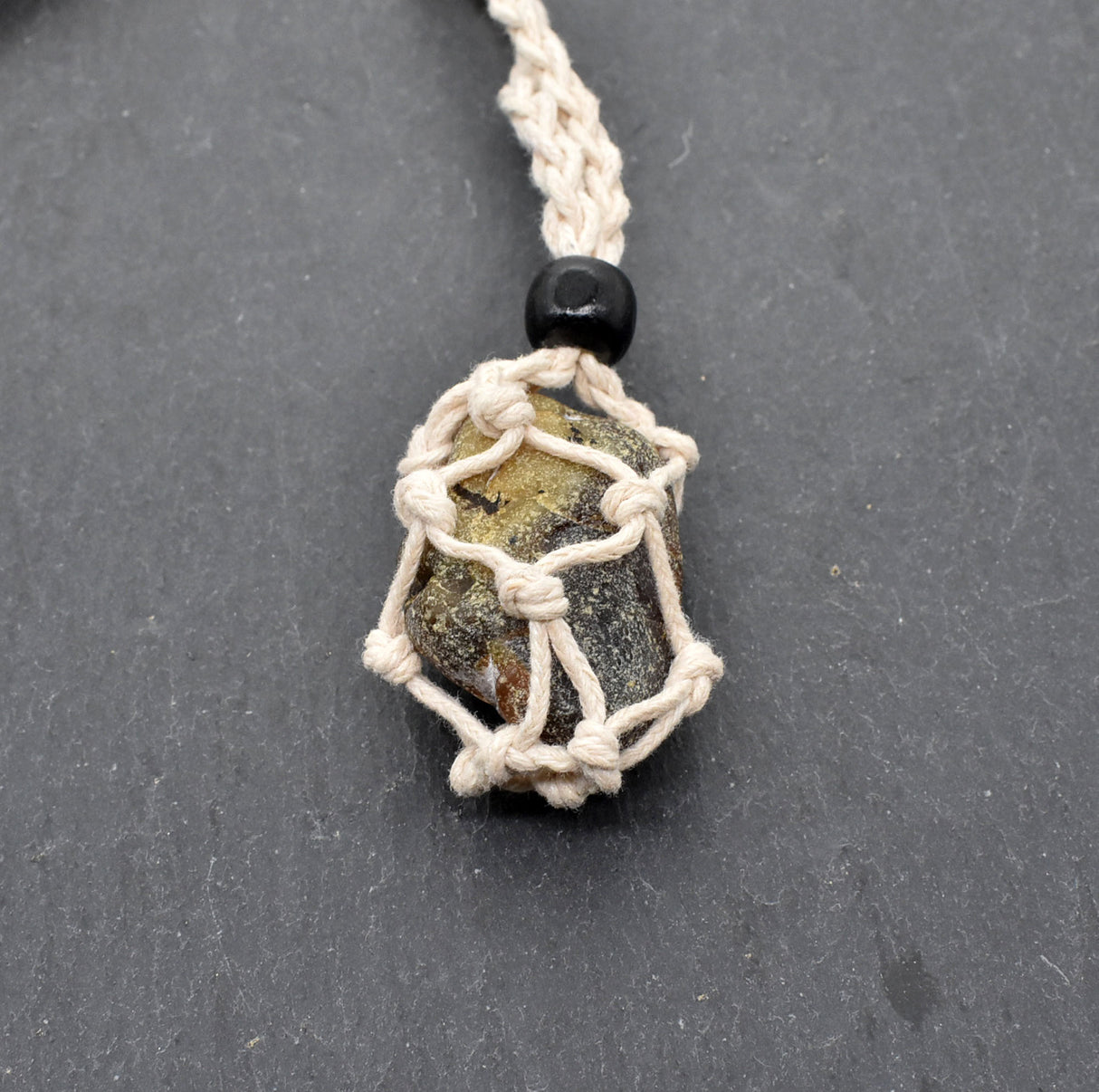 Makramee Kette mit Bernstein – Handgefertigter Naturschmuck voller Eleganz & Natürlichkeit