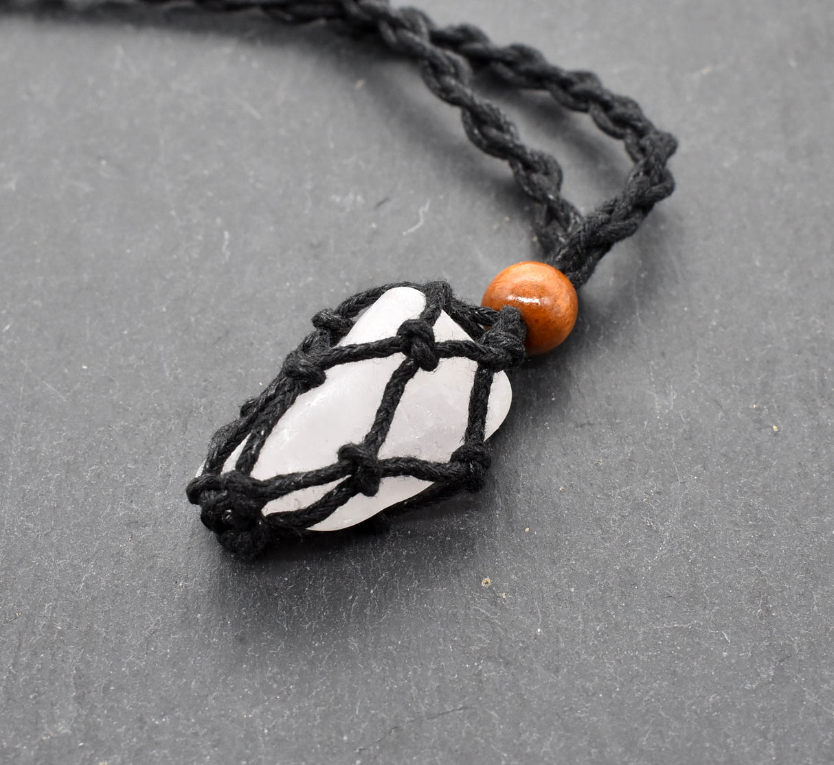 Makramee Kette mit Bergkristall – Handgefertigter Naturschmuck voller Eleganz & Natürlichkeit