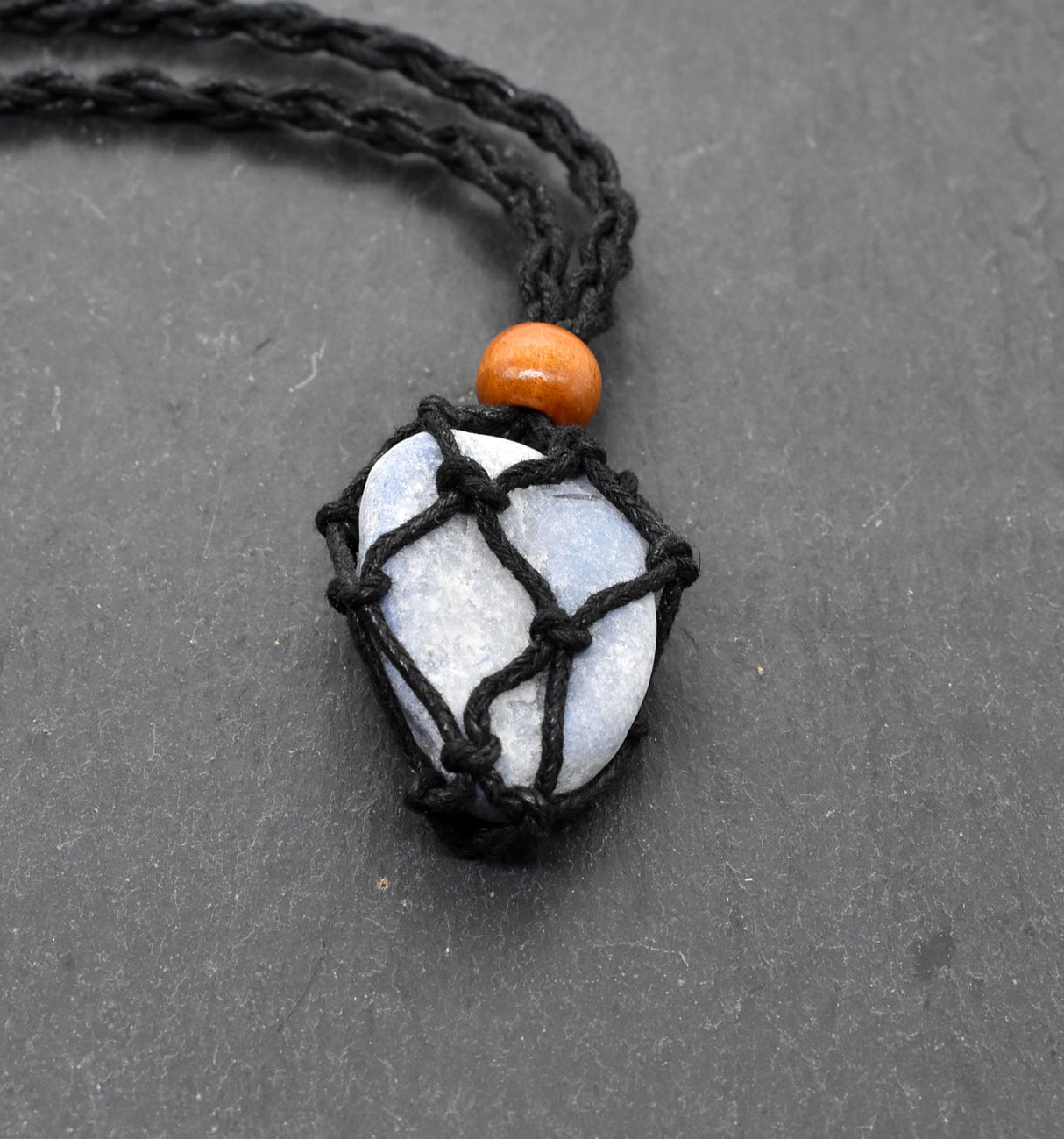 Makramee Kette mit Calcit – Handgefertigter Naturschmuck voller Eleganz & Natürlichkeit