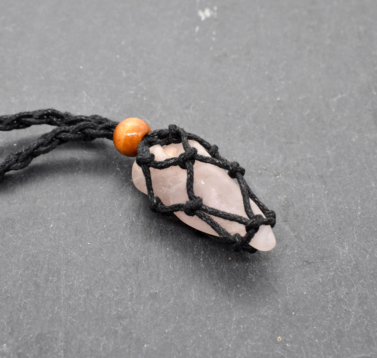 Makramee Kette mit Rosenquarz – Handgefertigter Naturschmuck voller Eleganz & Natürlichkeit