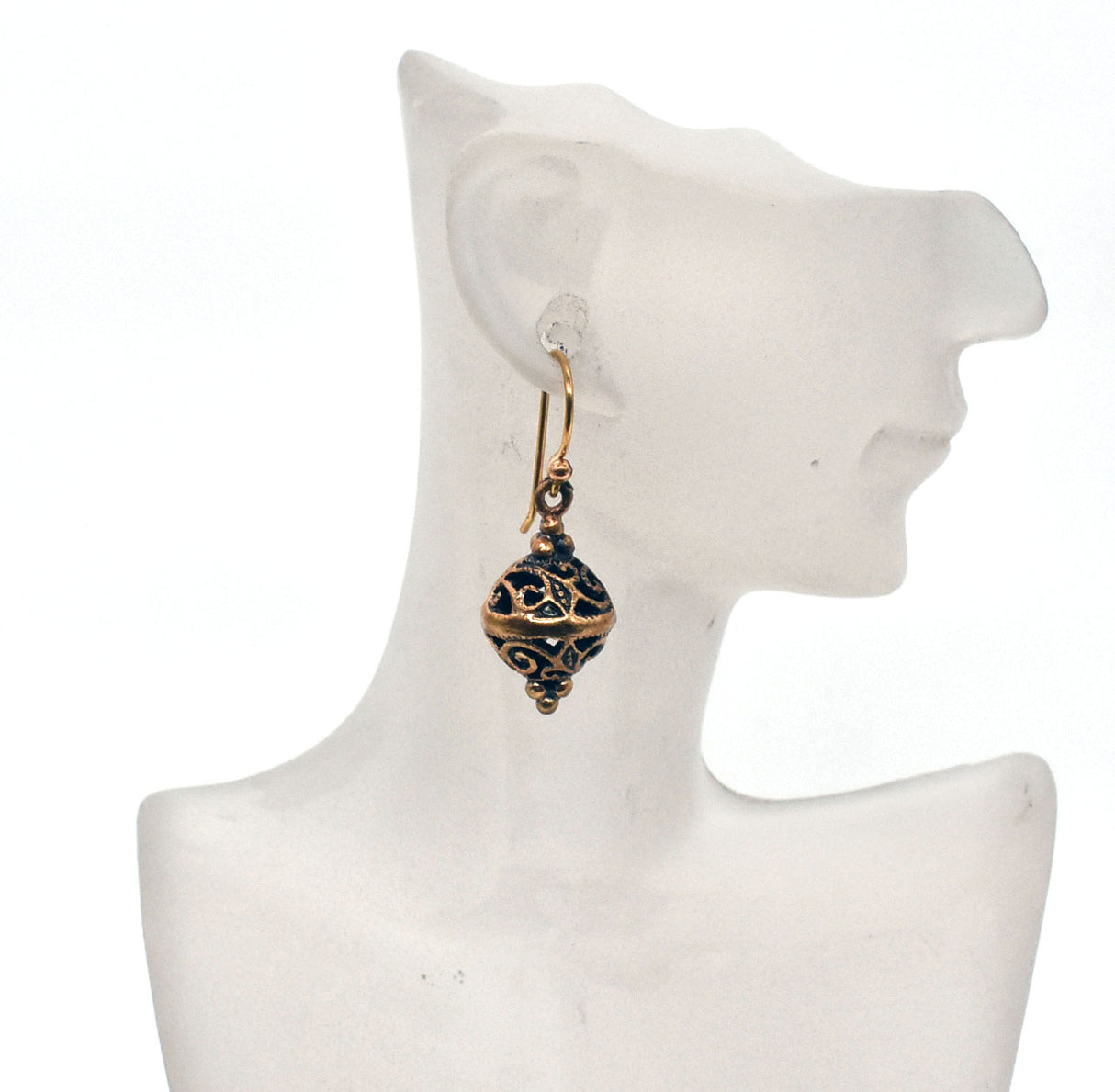 Mittelalterliche Bronze Ohrringe mit verschlungenem Durchbruchs-Muster – Filigraner Ohrschmuck im historischen Stil