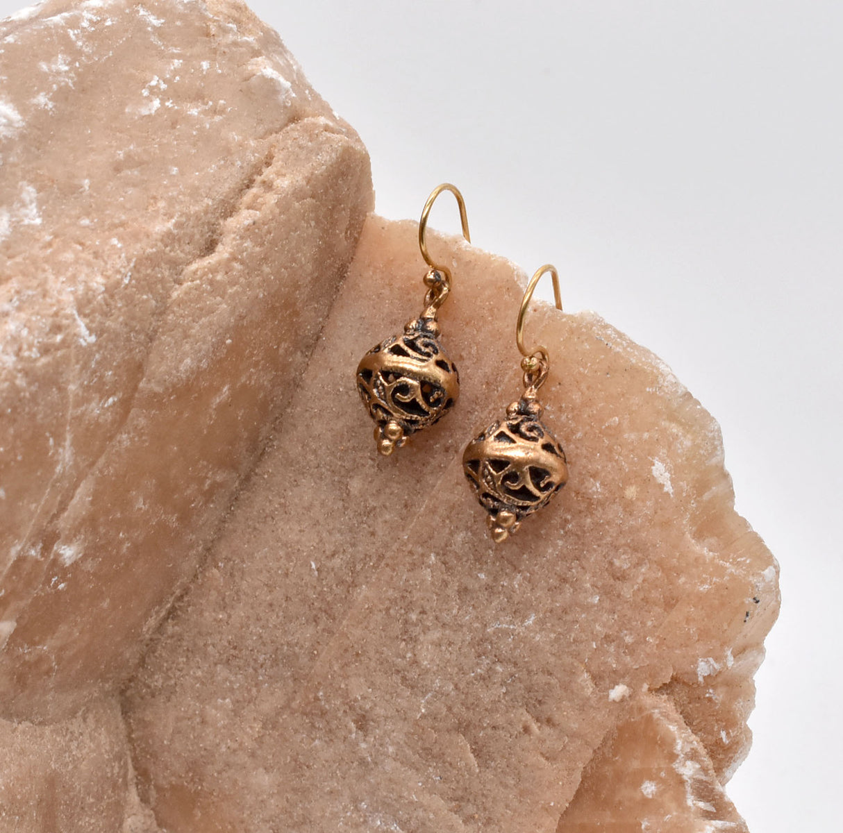 Mittelalterliche Bronze Ohrringe mit verschlungenem Durchbruchs-Muster – Filigraner Ohrschmuck im historischen Stil