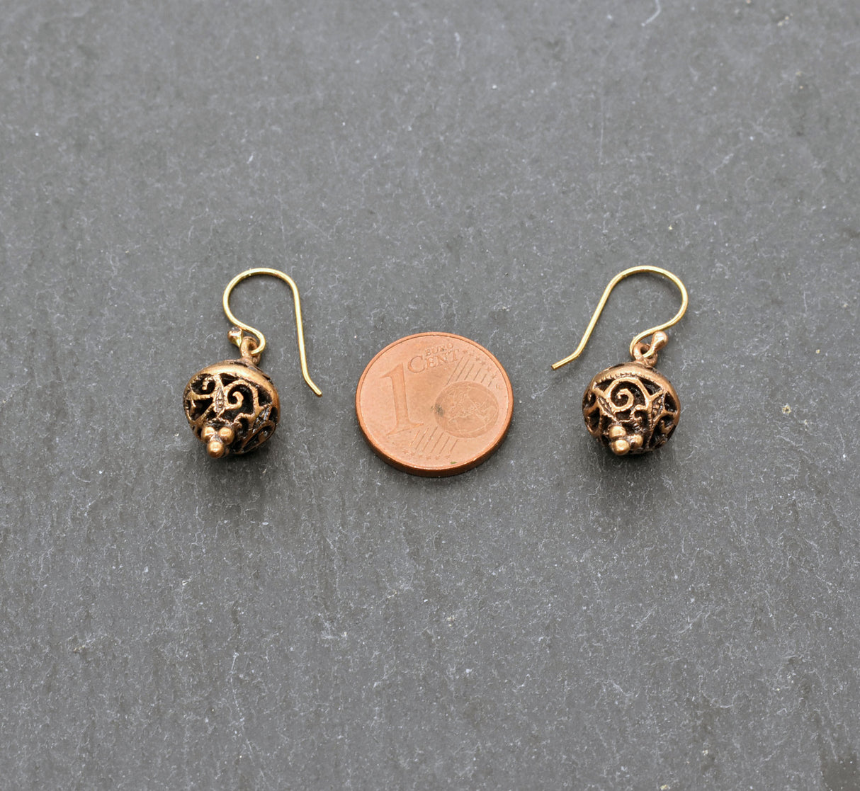 Mittelalterliche Bronze Ohrringe mit verschlungenem Durchbruchs-Muster – Filigraner Ohrschmuck im historischen Stil