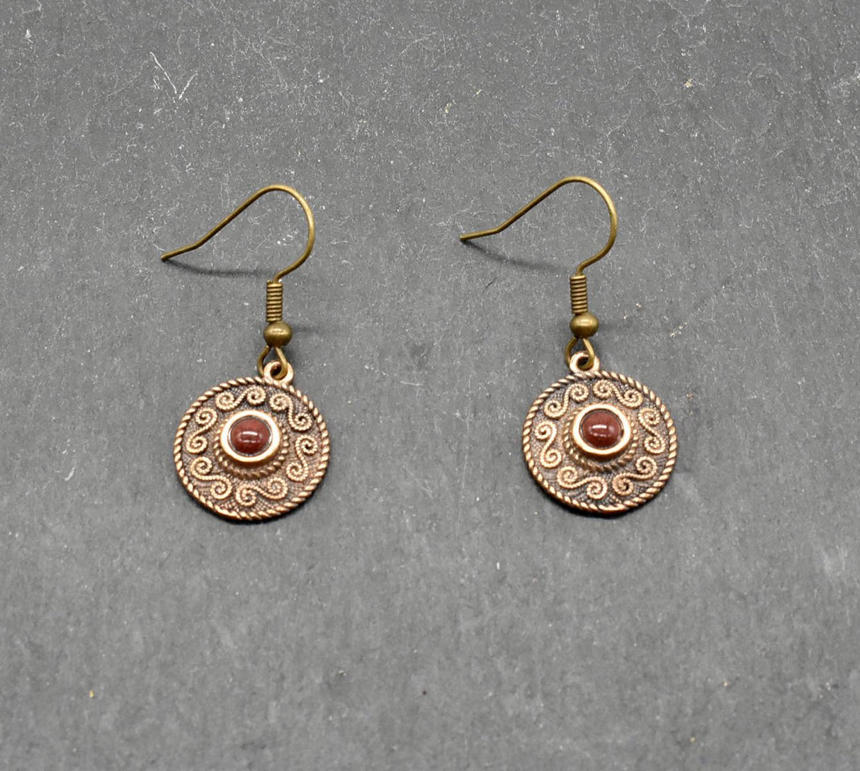 Zeitloser keltischer Ohrschmuck mit Edelstein aus Bronze