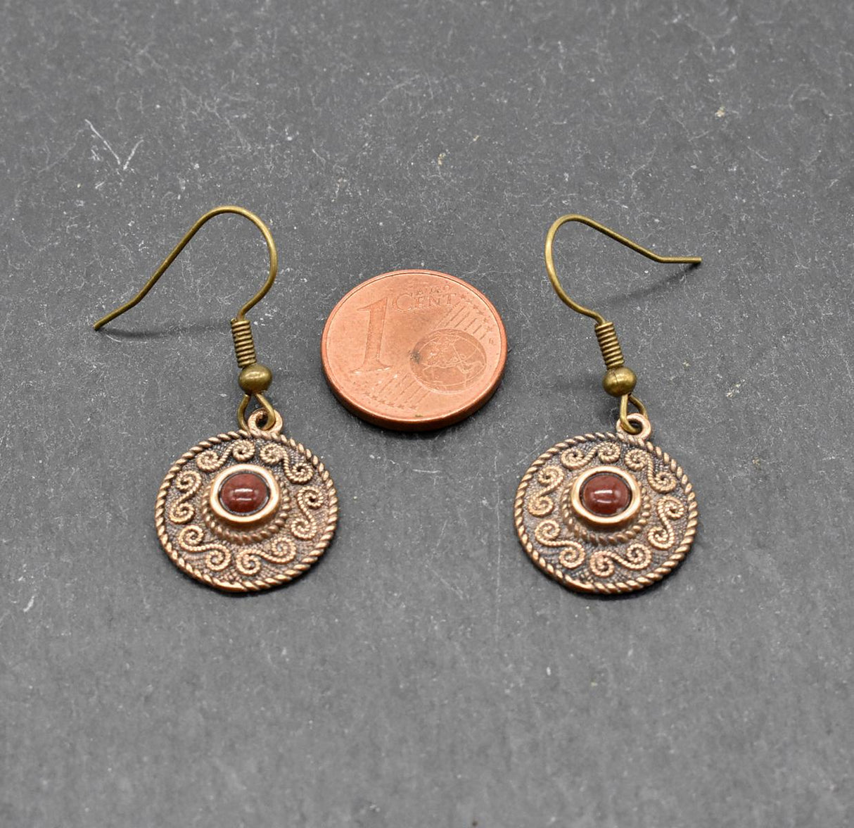 Zeitloser keltischer Ohrschmuck mit Edelstein aus Bronze mit Münze zum Größenvergleich