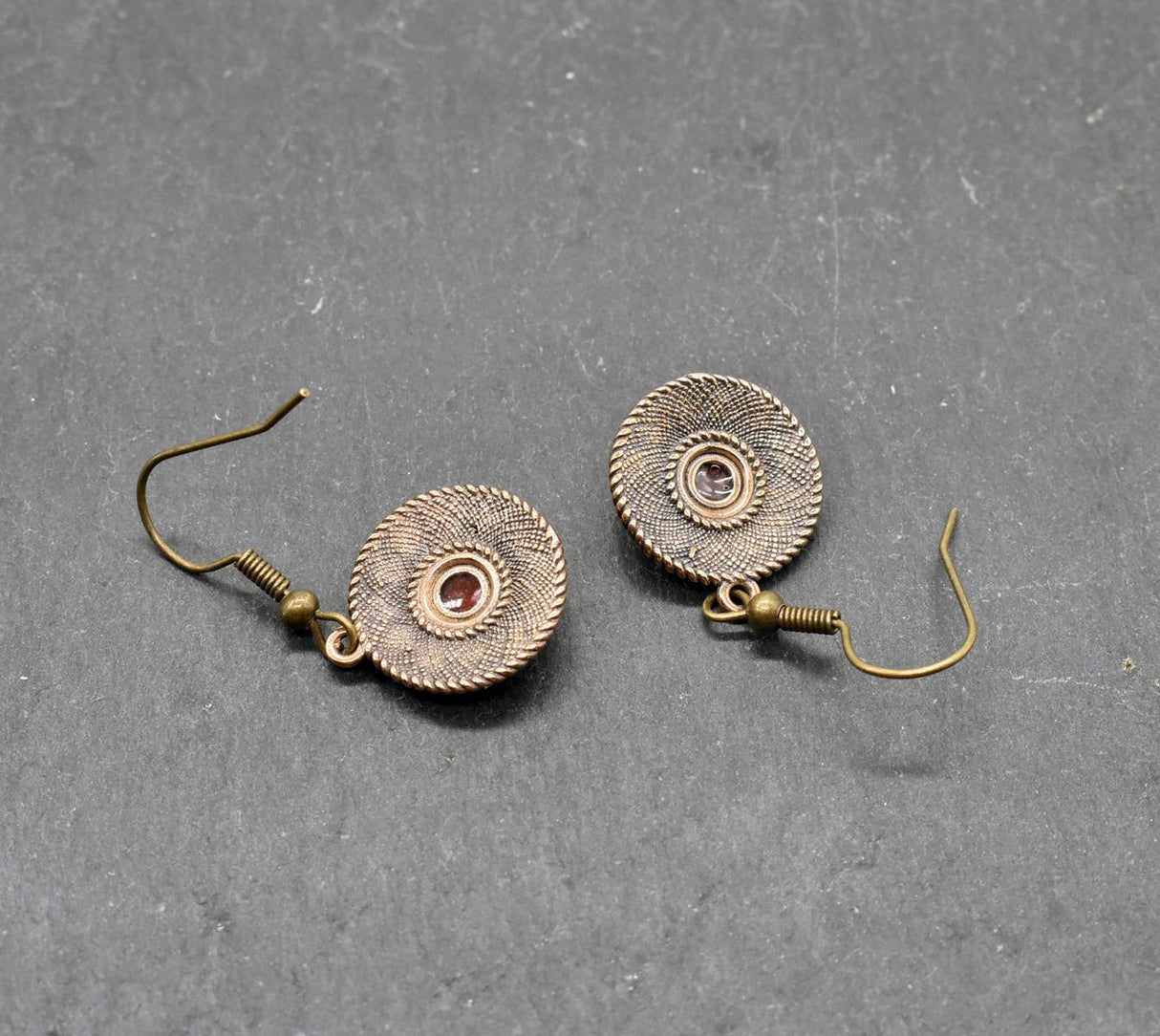 Rückseite der Zeitloser keltischer Ohrschmuck mit Edelstein aus Bronze