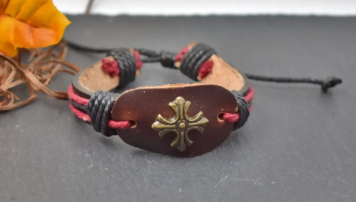 Mittelalterliches Lederarmband mit Templerkreuz in schwarz, braun und rot