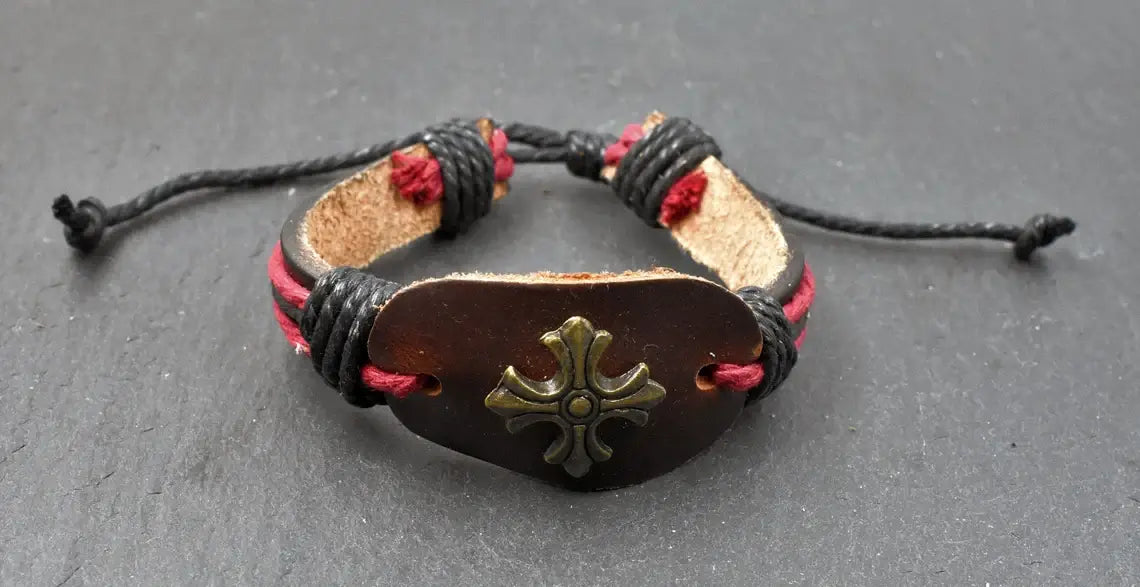 Mittelalterliches Lederarmband mit Templerkreuz
