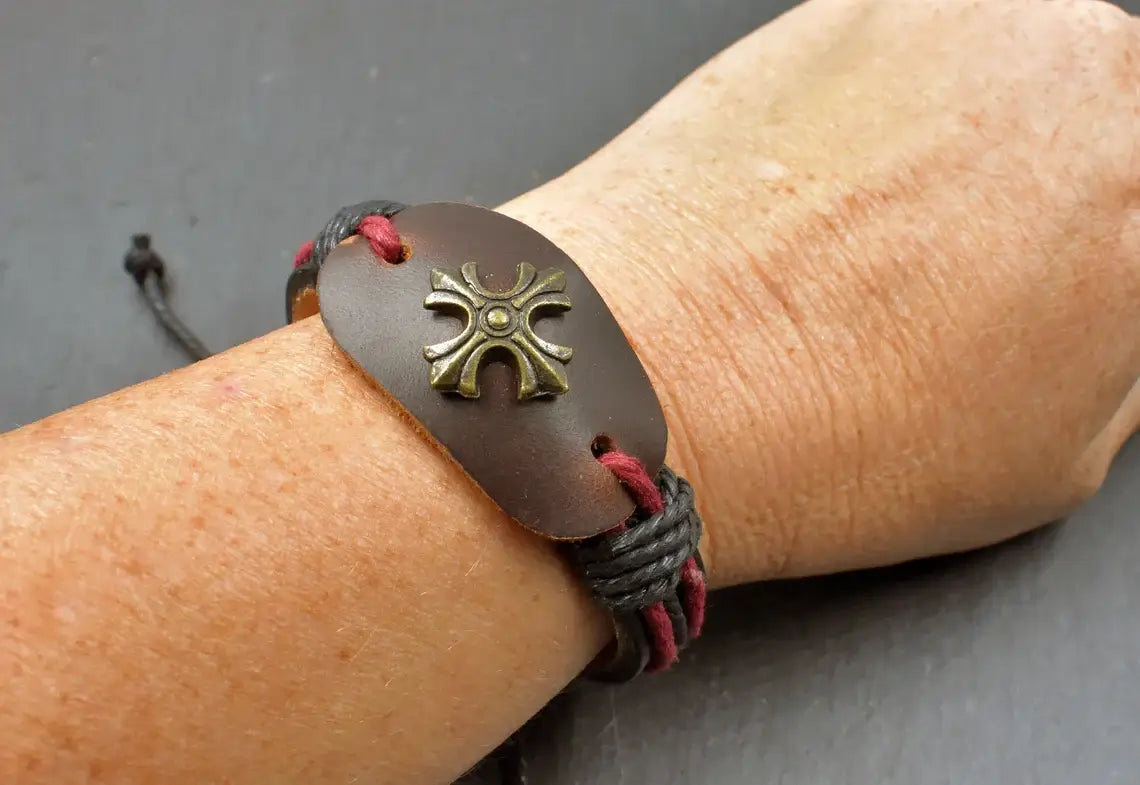 Tragebild des Mittelalterliches Lederarmband mit Templerkreuz