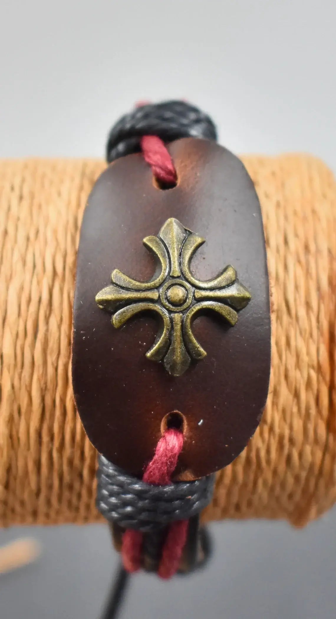 Details des Mittelalterliches Lederarmband mit Templerkreuz